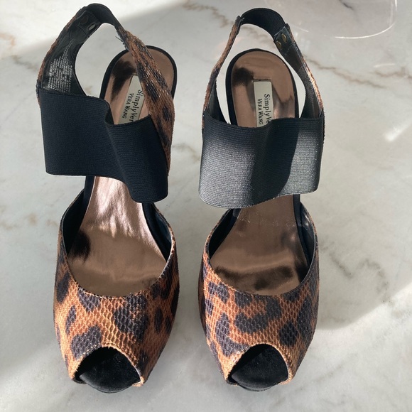 Vera Wang, black and brown animal print 8 1/2 heels - Picture 4 of 13